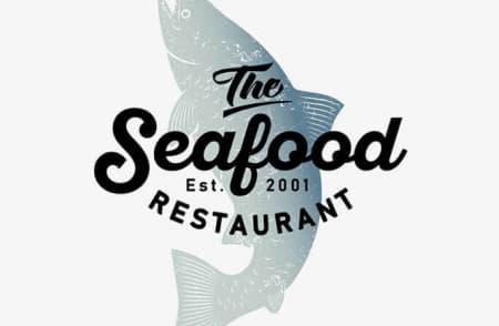 Logo restauracji The Seafood z rybą w tle.