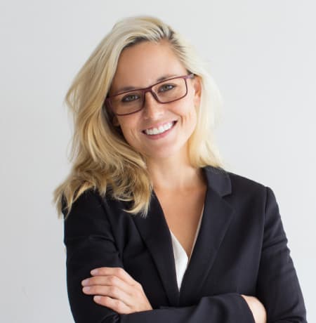 Blondynka w okularach uśmiecha się